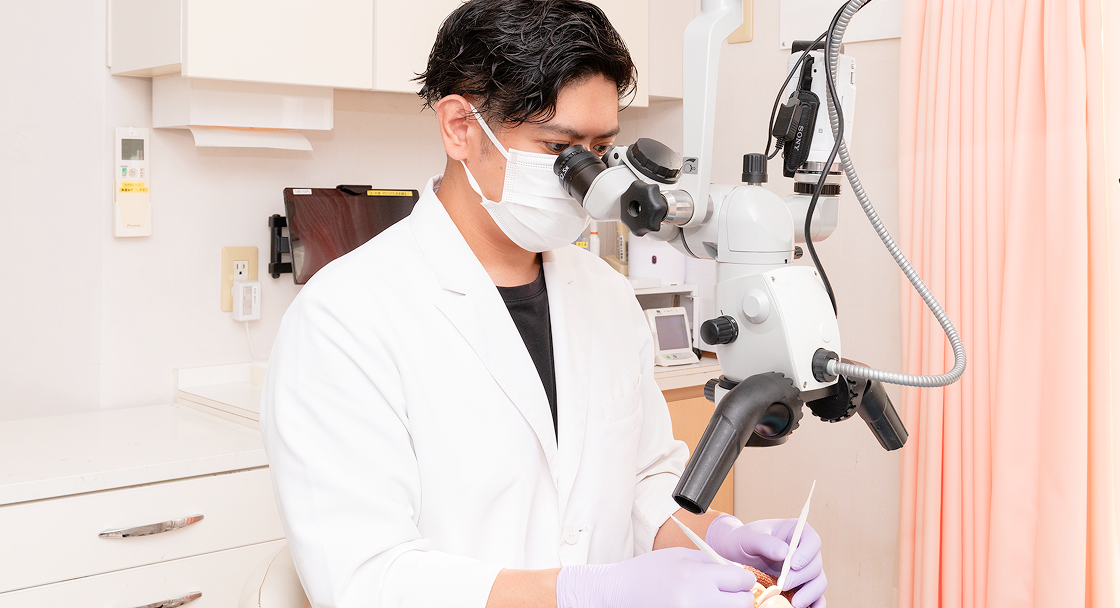 マイクロスコープ治療の様子