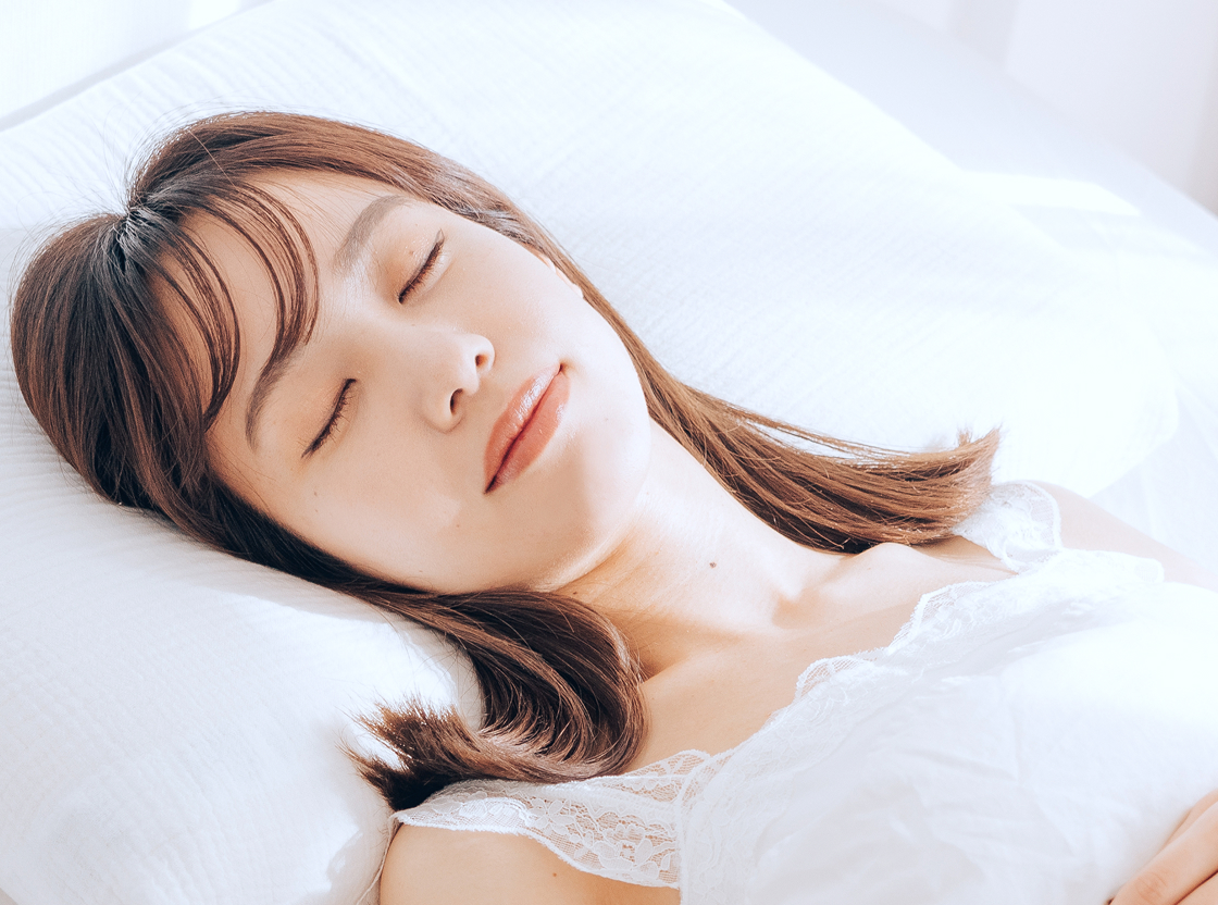 眠っている女性の写真